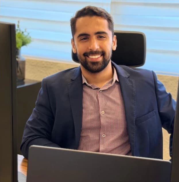 Dr. João Gabriel, cirurgião-dentista, em seu consultório